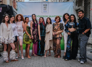 Döngüsel Moda Kolektifi dördüncü yıl kapanış defilesinde sergilenen sürdürülebilir moda tasarımları